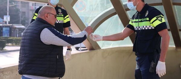 Эпидемия коронавируса. Полицейские следят за обязательным ношением масок в тбилисском метро - Sputnik Грузия