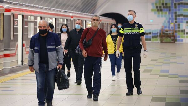 Эпидемия коронавируса. Полицейские следят за обязательным ношением масок в тбилисском метро - Sputnik Грузия