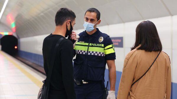Эпидемия коронавируса. Полицейские следят за обязательным ношением масок в тбилисском метро - Sputnik Грузия