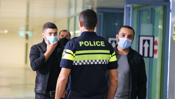 Эпидемия коронавируса. Полицейские следят за обязательным ношением масок  - Sputnik Грузия