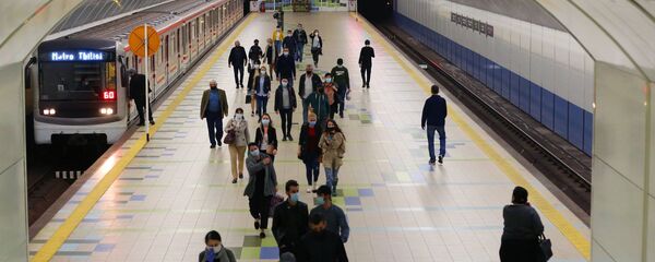 Эпидемия коронавируса. Полицейские следят за обязательным ношением масок в тбилисском метро - Sputnik Грузия