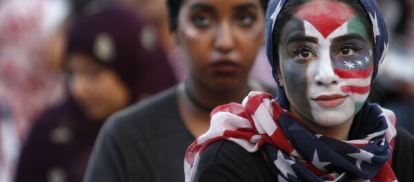 Девушка принимает участие в митинге Американцы против терроризма, ненависти и насилия в Вашингтоне Девушка принимает участие в митинге Американцы против терроризма, ненависти и насилия в Вашингтоне - Sputnik Грузия