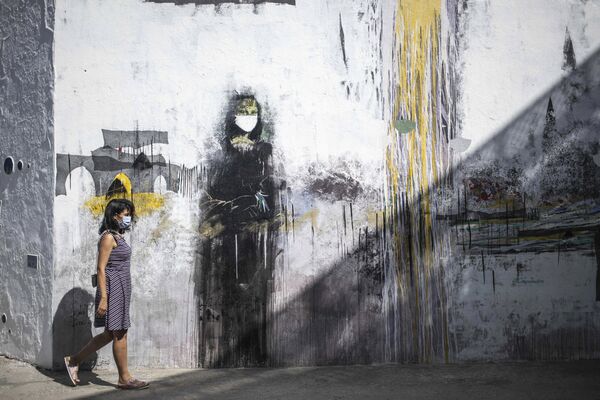 Женщина а маске у граффити Мона Лизы в маске в Марокко  - Sputnik Грузия