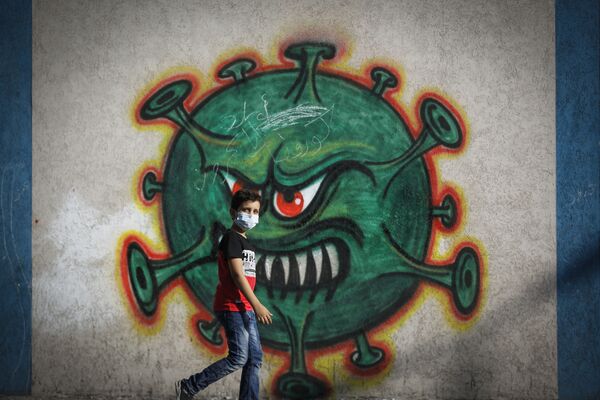 Мальчик напротив граффити коронавируса в Газе  - Sputnik Грузия