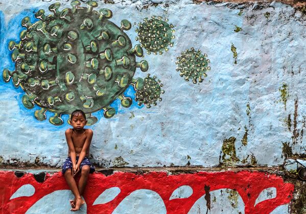 Мальчик у стены с граффити в Богоре - Sputnik Грузия