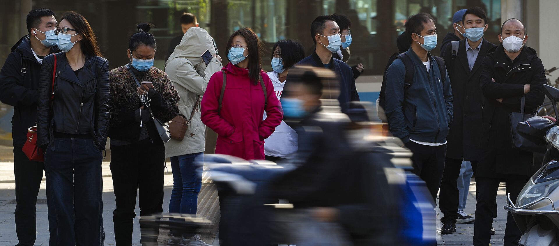 Пандемия коронавируса COVID 19. Люди в масках на улицах Пекина, Китай - Sputnik Грузия, 1920, 29.04.2021