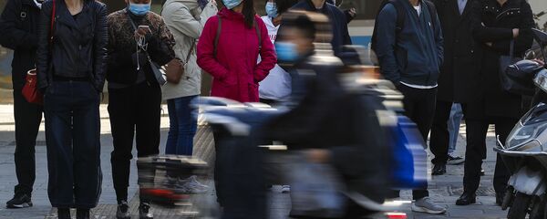 Пандемия коронавируса COVID 19. Люди в масках на улицах Пекина, Китай - Sputnik Грузия