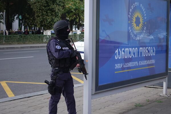 Вся территория у здания филиала Банка Грузии была оцеплена. Это нападение произошло незадолго до парламентских выборов в стране - Sputnik Грузия