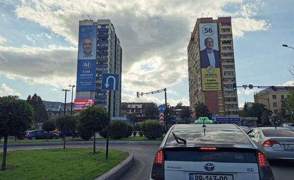 С правящей партией пытается соперничать оппозиционное движение Лело - есть районы, где их огромные баннеры размещены напротив рекламы Грузинской мечты - Sputnik Грузия