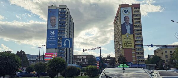 Предвыборная символика. Баннеры правящей партии Грузинская мечта и оппозиционной Лело - Sputnik Грузия