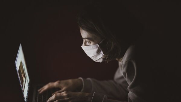 Девушка за ноутбуком в защитной маске - Sputnik Грузия