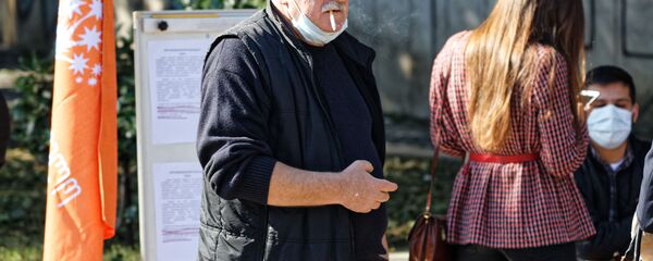 Предвыборная агитация и коронавирус. Представитель партии Бурджанадзе Демократическое движение - единая Грузия в маске - Sputnik Грузия