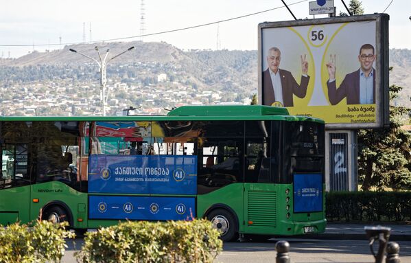 Пожалуй, в эти дни в Тбилиси не осталось улиц, где не было бы предвыборных плакатов и рекламы - Sputnik Грузия