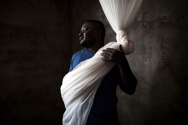 Фотосерию южноафриканского фотографа Джона Весселса Эбола: ДР Конго отметили специальным призом Международного комитета Красного Креста За гуманитарную фотографию в номинации Главные новости - Sputnik Грузия