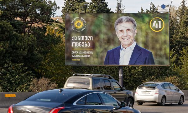 Больше всего в городе, конечно, баннеров и плакатов правящей партии Грузинская мечта, основателем которой является миллиардер Бидзина Иванишвили - Sputnik Грузия