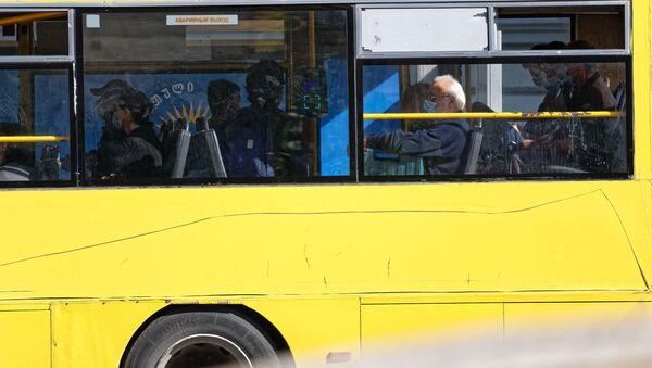 Эпидемия коронавируса . Пассажиры в автобусе в масках - Sputnik Грузия