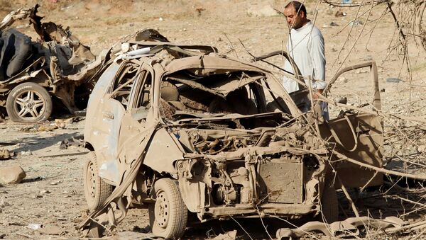 Теракт в Афганистане - житель у взорванной машины - Sputnik Грузия