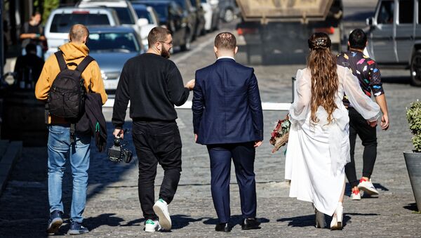 Ах эта свадьба - молодожены и съемочная группа на фотосессии - Sputnik Грузия