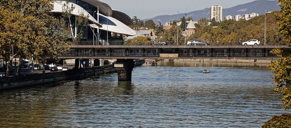 Вид на город Тбилиси в солнечную погоду - Дом Юстиции и мост Бараташвили Вид на город Тбилиси в солнечную погоду - Дом Юстиции и мост Бараташвили - Sputnik Грузия
