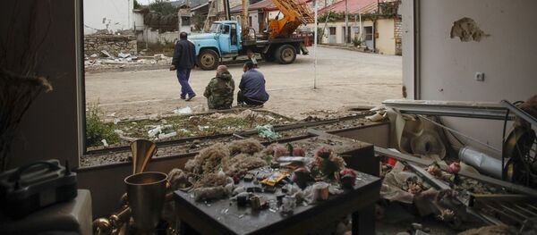 Нагорный Карабах - Степанакерт. Жилой дом, разрушенный в результате обстрела - Sputnik Грузия