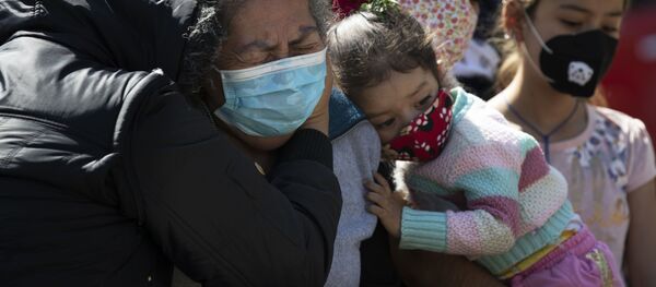 Пандемия коронавируса COVID 19 - жители Мехико в Мексике в масках - Sputnik Грузия