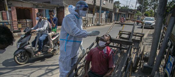 Пандемия коронавируса COVID 19 в мире. Медики проводят ПЦР тесты населению Индии - Sputnik Грузия