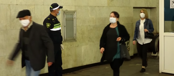 Как сотрудники полиции следят за ношением масок в тбилисском метро - видео - Sputnik Грузия