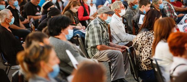 Предвыборная агитация. Европейская Грузия проводит встречи с избирателями. Пожилые люди в масках - Sputnik Грузия