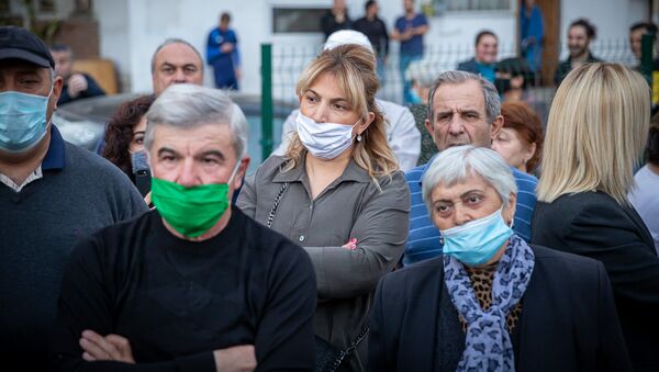 Предвыборная агитация. Избиратели в масках во время эпидемии коронавируса. Встречу проводит Грузинская мечта - Sputnik Грузия