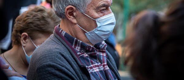 Предвыборная агитация. Избиратели в масках во время эпидемии коронавируса. Встречу проводит Грузинская мечта - Sputnik Грузия