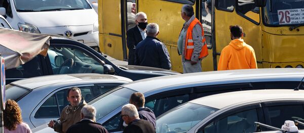 Общественный транспорт - автобусы . Пожилые люди в масках во время эпидемии коронавируса Общественный транспорт - автобусы . Пожилые люди в масках во время эпидемии коронавируса - Sputnik Грузия