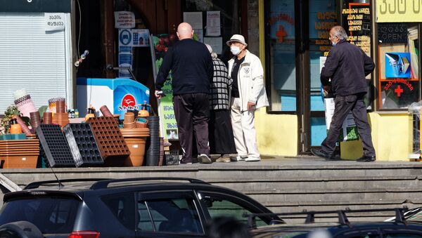 Эпидемия коронавируса - пожилые люди на улице в масках у входа в магазин - Sputnik Грузия