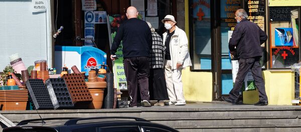 Эпидемия коронавируса - пожилые люди на улице в масках у входа в магазин - Sputnik Грузия