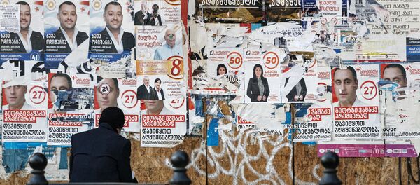 Предвыборная символика. Расклеенные на улицах плакаты различных партий - Sputnik Грузия