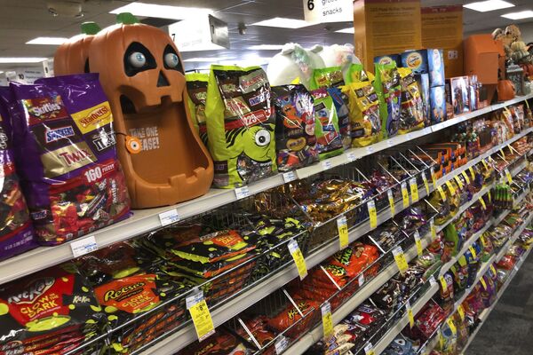 Не секрет, что Хэллоуин - лучшее время для производителей сладостей и гадостей.  Правда, в этом году из-за пандемии продажи конфет в США выросли лишь на 13% - Sputnik Грузия