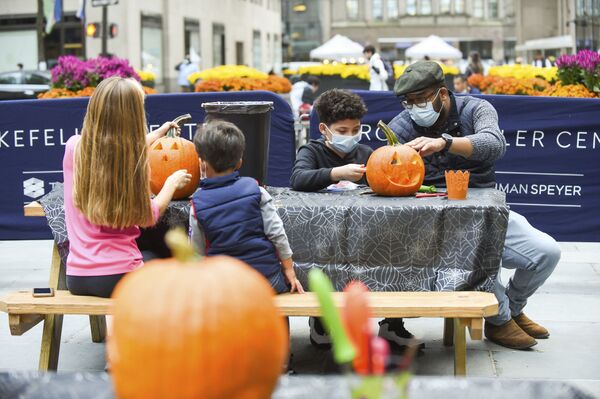 Готовясь к Хэллоуину, жители Нью-Йорка вырезают тыквы в Рокфеллер-центре - Sputnik Грузия