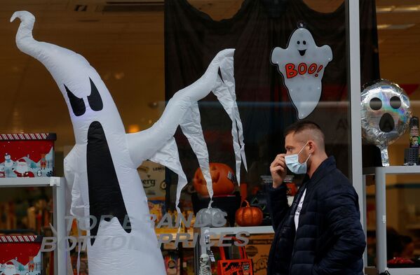 Витрина магазина украшена к Хэллоуину в Ливерпуле - Sputnik Грузия