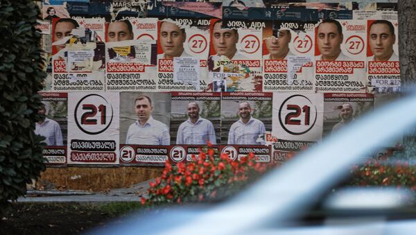 Предвыборная символика. Расклеенные на улице плакаты разных партий - Sputnik Грузия