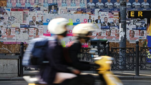 Предвыборная символика. Расклеенные на улице плакаты разных партий - Sputnik Грузия