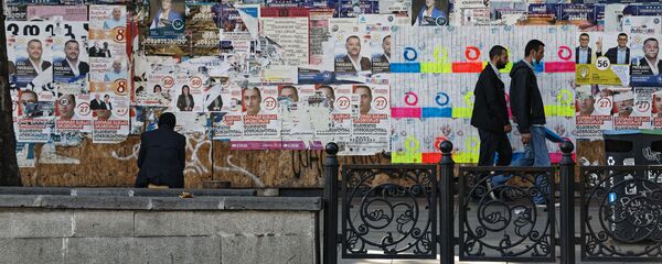 Предвыборная символика. Расклеенные на улице плакаты разных партий - Sputnik Грузия