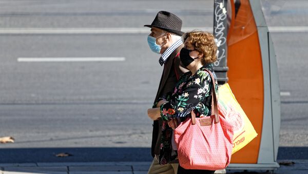 Эпидемия коронавируса - пожилые люди идут по улице в масках - Sputnik Грузия
