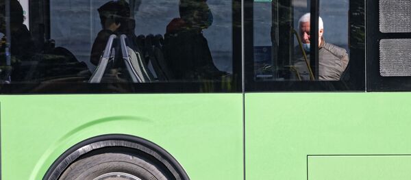 Эпидемия коронавируса - мужчина в маске собирается подняться в автобус - Sputnik Грузия