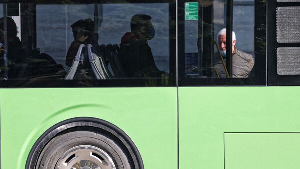 Эпидемия коронавируса - мужчина в маске собирается подняться в автобус - Sputnik Грузия