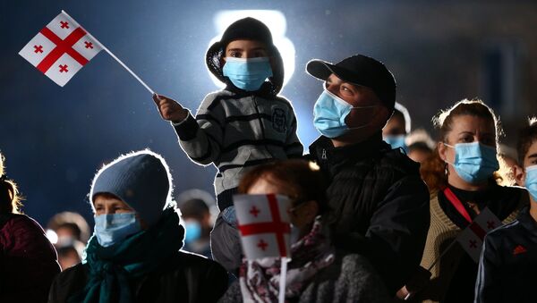 Предвыборная агитация. Избиратели в масках во время эпидемии коронавируса - Sputnik Грузия
