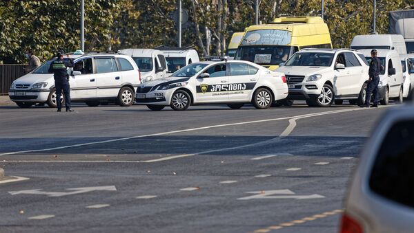 Полиция блокирует движение машин у моста Бараташвили в связи с проведением акции на площади Свободы - Sputnik Грузия