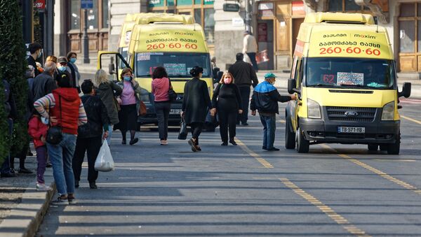Эпидемия коронавируса - пассажиры маршрутных такси на остановке в масках - Sputnik Грузия