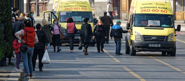 Эпидемия коронавируса - пассажиры маршрутных такси на остановке в масках - Sputnik Грузия