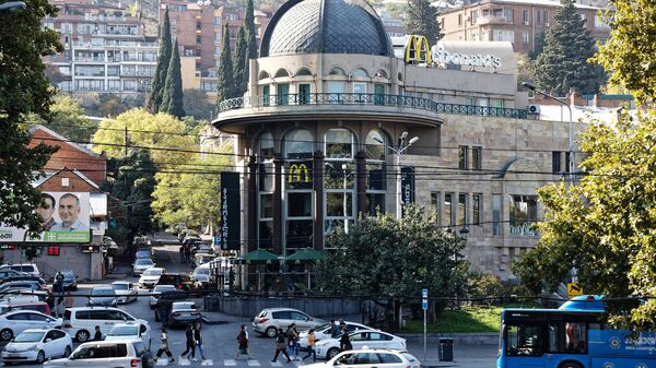 Вид на город Тбилиси - ресторан МакДональдс на проспекте Руставели - Sputnik Грузия