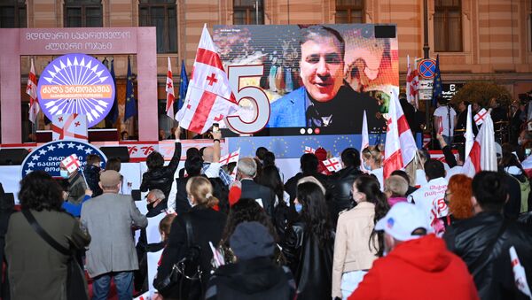 Выступает Михаил Саакашвили. Акция сторонников Единого нацдвижения в центре грузинской столицы - Sputnik Грузия