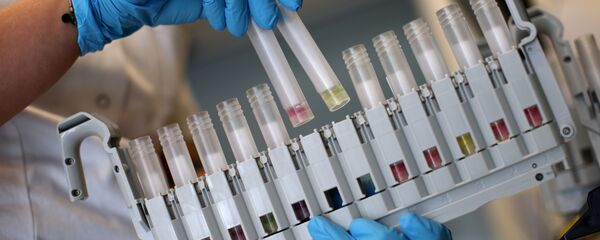 Медик в лаборатории - Sputnik Грузия